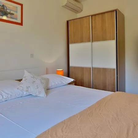 Apartment Ana - 50m From Sea